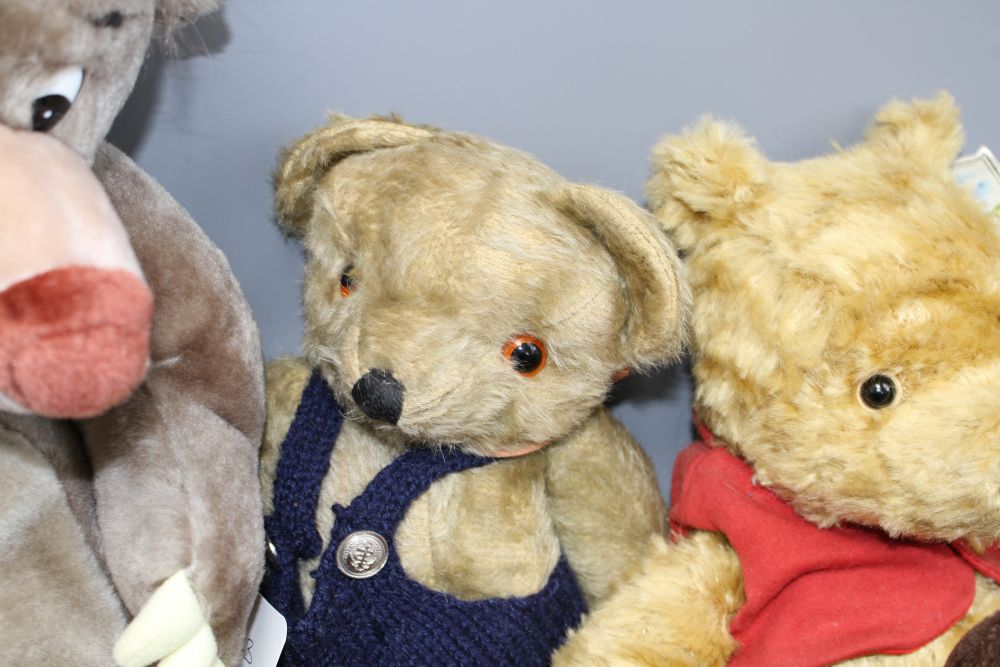 A Baloo pyjama case, a Schoolboy Scout Gromet, a Gund Winnie The Pooh, three small Paddingtons and a bear